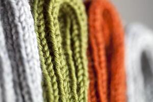 trama in maglia di lana arancione, verde e grigia