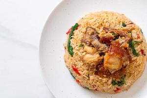 riso fritto con basilico thai e pancetta di maiale croccante - stile thai