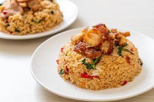riso fritto con basilico thai e pancetta di maiale croccante - stile thai foto