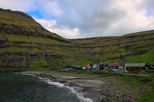 il villaggio isolato di tjornuvik sulle isole faroe foto