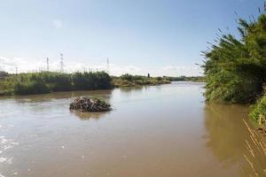 il fiume llobregat che attraversa la regione del baix llobregat, vicino alla città di barcellona. foto