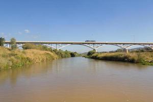 il fiume llobregat che attraversa la regione del baix llobregat, vicino alla città di barcellona. foto