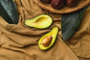 avocado in vassoio di legno cibo sano foto