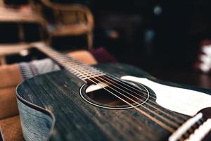 chitarra acustica in legno su pavimento in legno duro