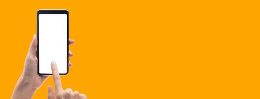 mani che utilizzano smartphone su sfondo arancione banner foto