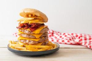 hamburger di maiale o hamburger di maiale con formaggio, pancetta e patatine fritte foto