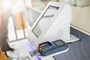 pagamento utilizzando una carta di credito di debito tramite un terminale di pagamento foto