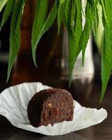 dolce brownie al cioccolato alla cannabis, cibo ricreativo con marijuana foto