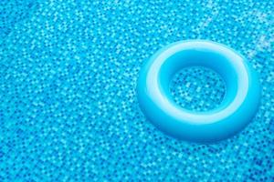 anello di nuotata in piscina blu foto