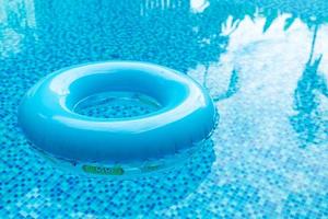anello di nuotata in piscina blu foto