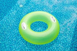 anello di nuotata in piscina blu foto