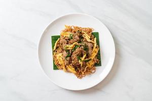 noodle istantanei saltati in padella con maiale e uova - stile street food locale asiatico