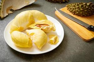 durian stagionato e fresco, buccia di durian su piatto bianco