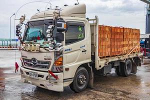 Il camion tailandese variopinto lascia il traghetto su koh samui, tailandia, 2018