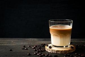 bicchiere di caffè latte, caffè con latte su fondo in legno foto