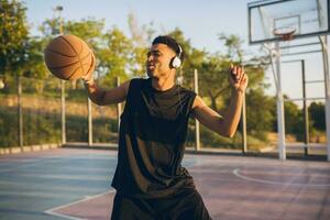 nero uomo fare gli sport, giocando pallacanestro su Alba, attivo stile di vita, soleggiato estate mattina foto