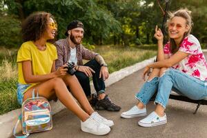 contento giovane azienda di amici avendo divertimento nel parco foto