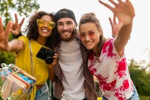 contento giovane azienda di amici avendo divertimento nel parco foto