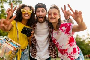 contento giovane azienda di amici avendo divertimento nel parco foto