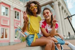 contento giovane ragazze amici sorridente nel strada foto