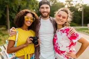 contento giovane azienda di emotivo sorridente amici a piedi nel parco foto