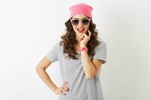 vicino su ritratto di fricchettone bella donna nel rosa cappello, occhiali da sole, sorridente, contento umore, isolato, moderno gioventù, moda tendenza Accessori foto