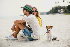 giovane elegante fricchettone coppia nel amore giocando cane foto