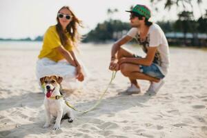 giovane elegante fricchettone coppia nel amore giocando cane foto