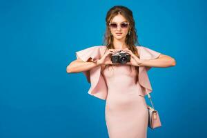 giovane elegante sexy donna nel rosa lusso vestito assunzione immagini su Vintage ▾ telecamera foto