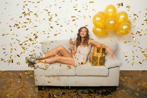 bella donna festeggiare festa nel d'oro coriandoli foto