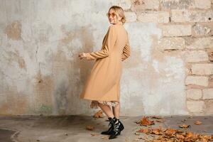 attraente elegante bionda donna nel beige cappotto, primavera autunno moda tendenza foto