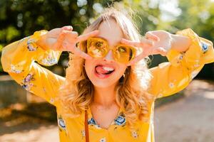 elegante donna nel giallo camicetta foto