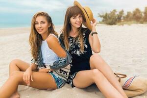 elegante bellissimo donne su estate vacanza su tropicale spiaggia foto