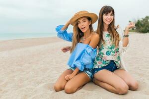 elegante bellissimo donne su estate vacanza su tropicale spiaggia foto