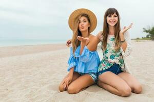 elegante bellissimo donne su estate vacanza su tropicale spiaggia foto