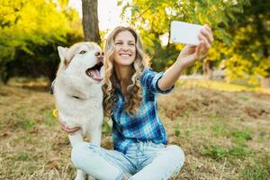 donna assunzione autoscatto foto con cane