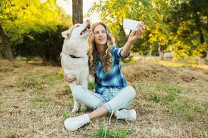 donna assunzione autoscatto foto con cane