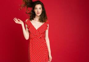 elegante donna nel estate moda tendenza vestito su rosso sfondo foto