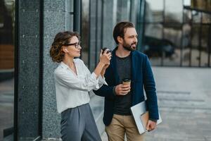 uomo e donna attività commerciale partner Lavorando insieme nel parco foto