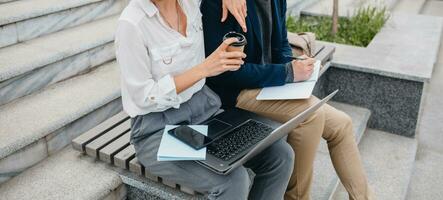 uomo e donna Lavorando insieme nel parco foto