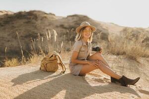 donna nel deserto a piedi su safari foto