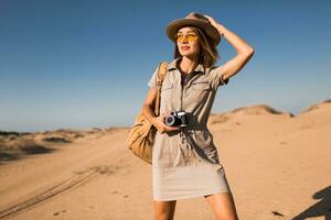 donna nel deserto a piedi su safari foto