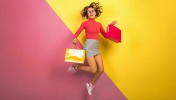 sorridente attraente donna nel elegante colorato attrezzatura salto con shopping borse foto