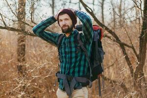 giovane fricchettone uomo in viaggio con zaino nel primavera autunno foresta foto