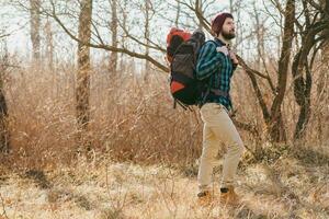 giovane fricchettone uomo in viaggio con zaino nel primavera autunno foresta foto