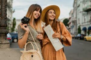 elegante giovane donne in viaggio insieme estate moda stile vestiti foto