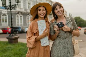 elegante giovane donne in viaggio insieme estate moda stile vestiti foto