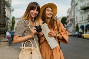 elegante giovane donne in viaggio insieme estate moda stile vestiti foto