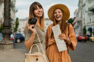 elegante giovane donne in viaggio insieme estate moda stile vestiti foto