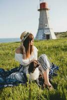 bella elegante donna nel campagna, Tenere un' cane foto